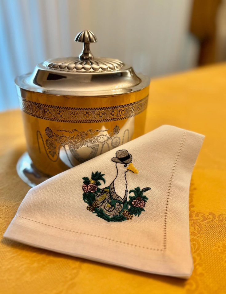Cotton and Linen Napkin with Glamour for the Five O’Clock Tea — Elegance and Distinction for the Afternoon